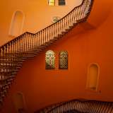 Qui le pareti, di color giallo ocra, sono arricchite da finestrelle di varie forme e da nicchie che un tempo ospitavano delle statue